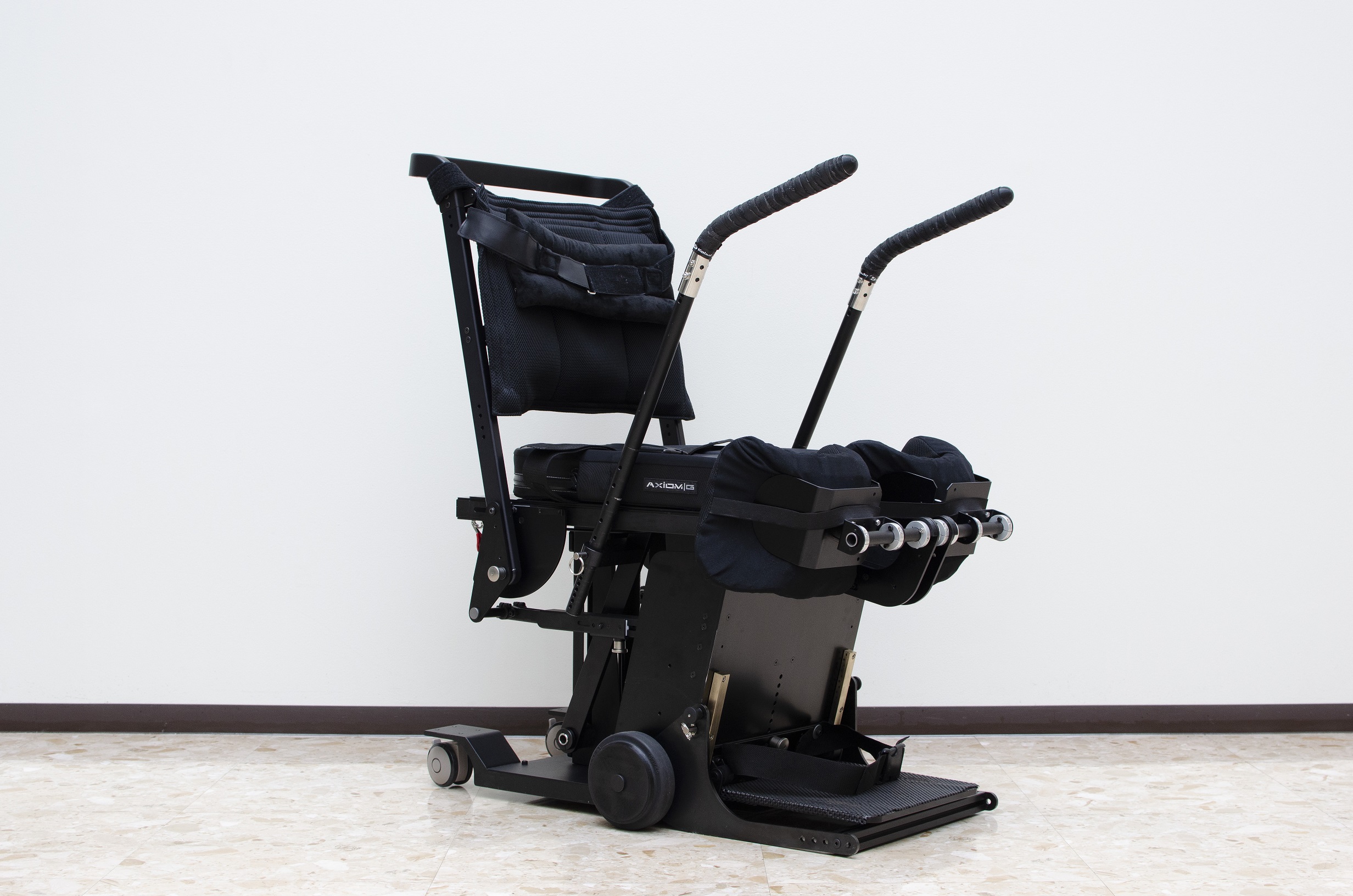 <div class='lum-box'><h4 class='fontColor_blue lum-font-size'>起立支援機器 Qolo</h4></div><div class='lum-font-cnt'>人の脚に沿って体を支える構造（骨格構造）に圧縮バネを組み合わせ、随意的な立ち上がり動作支援を可能とする機器</div>