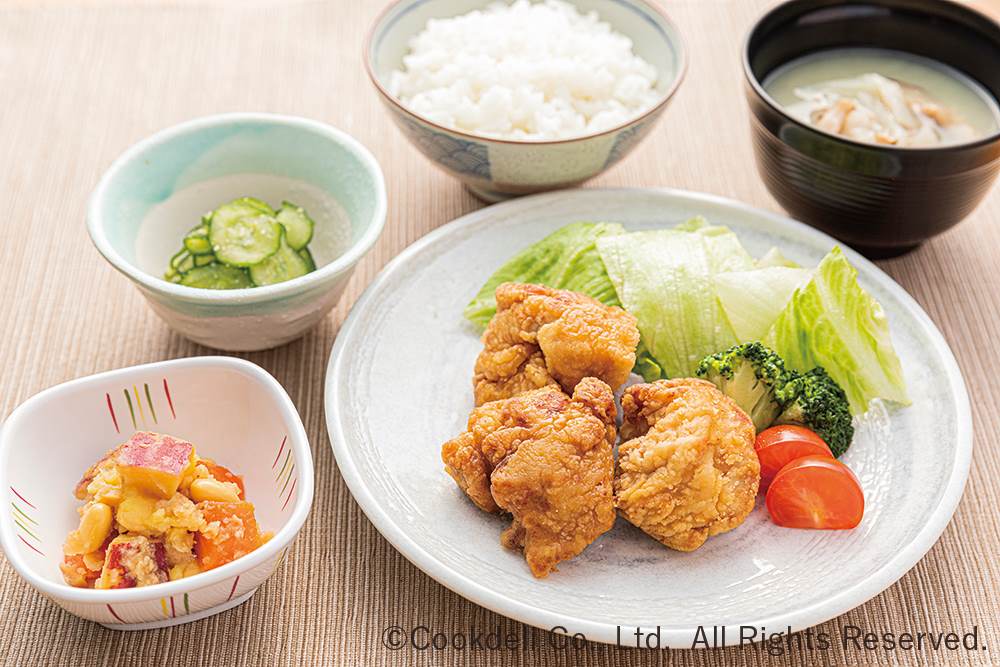 <div class='lum-box'><h4 class='fontColor_blue lum-font-size'>施設向け献立例（常食）</h4></div><div class='lum-font-cnt'>主菜・副菜をバランスよく献立にしてご提供しています</div>