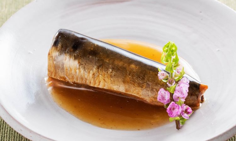 <div class='lum-box'><h4 class='fontColor_blue lum-font-size'>やわらか煮魚イワシ梅煮</h4></div><div class='lum-font-cnt'>丁寧に下ごしらえをしたマイワシを、国産梅をたっぷり使用したタレで骨まで柔らかく煮込みました。弊社朝食向けナンバー1商品です。規格：500g(10切)</div>