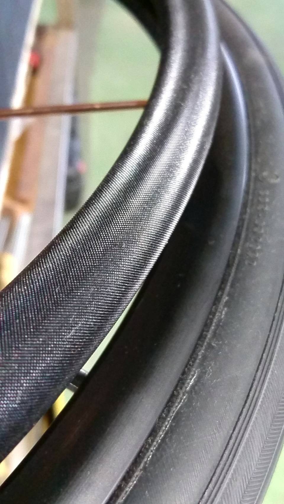 <div class='lum-box'><h4 class='fontColor_blue lum-font-size'>アルミローレットパイプ</h4></div><div class='lum-font-cnt'>アルミパイプの表面に特殊なローレットを施すことに成功　ローコストでバリなどが出ない加工方法を確立
した素材です　</div>