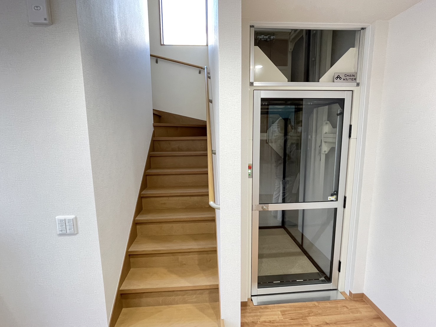 <div class='lum-box'><h4 class='fontColor_blue lum-font-size'>チェーンウェーターZ1</h4></div><div class='lum-font-cnt'>世界最小スペース設置。建物に補強の要らない独立耐震構造。チェーンとモーターだけの最小部品でメンテナンスフリー！弊社ブースで動画のご紹介をさせて頂きます。</div>