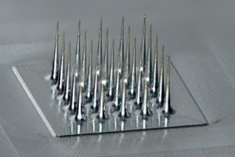 <div class='lum-box'><h4 class='fontColor_blue lum-font-size'>マイクロニードル</h4></div><div class='lum-font-cnt'>Φ0.1×0.8の超微細形状が数十本立ち並び、成形された製品は、医療・美容のケア製品へと変化します。
肉眼では見えない針が、細胞一つ一つを元気にします！！</div>