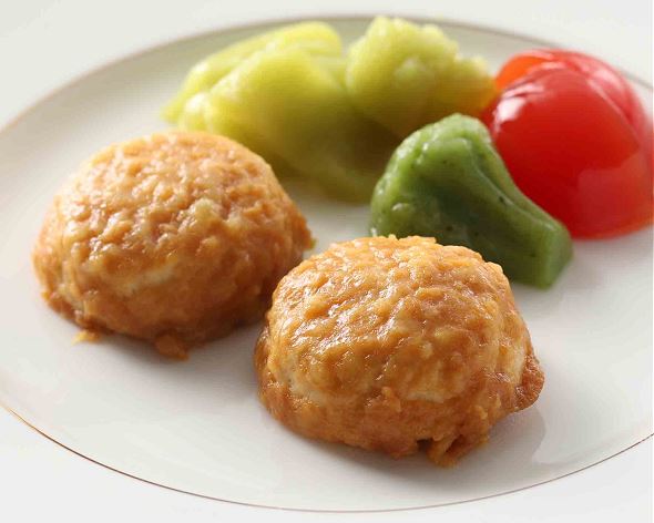 <div class='lum-box'><h4 class='fontColor_blue lum-font-size'>鶏のから揚げ風ムース</h4></div><div class='lum-font-cnt'>鶏肉を独自の製法で加工したなめらかな食感のムースに香ばしいから揚げ風の衣を付けました。隠し味のニンニクと醤油の風味が食欲をそそります。</div>