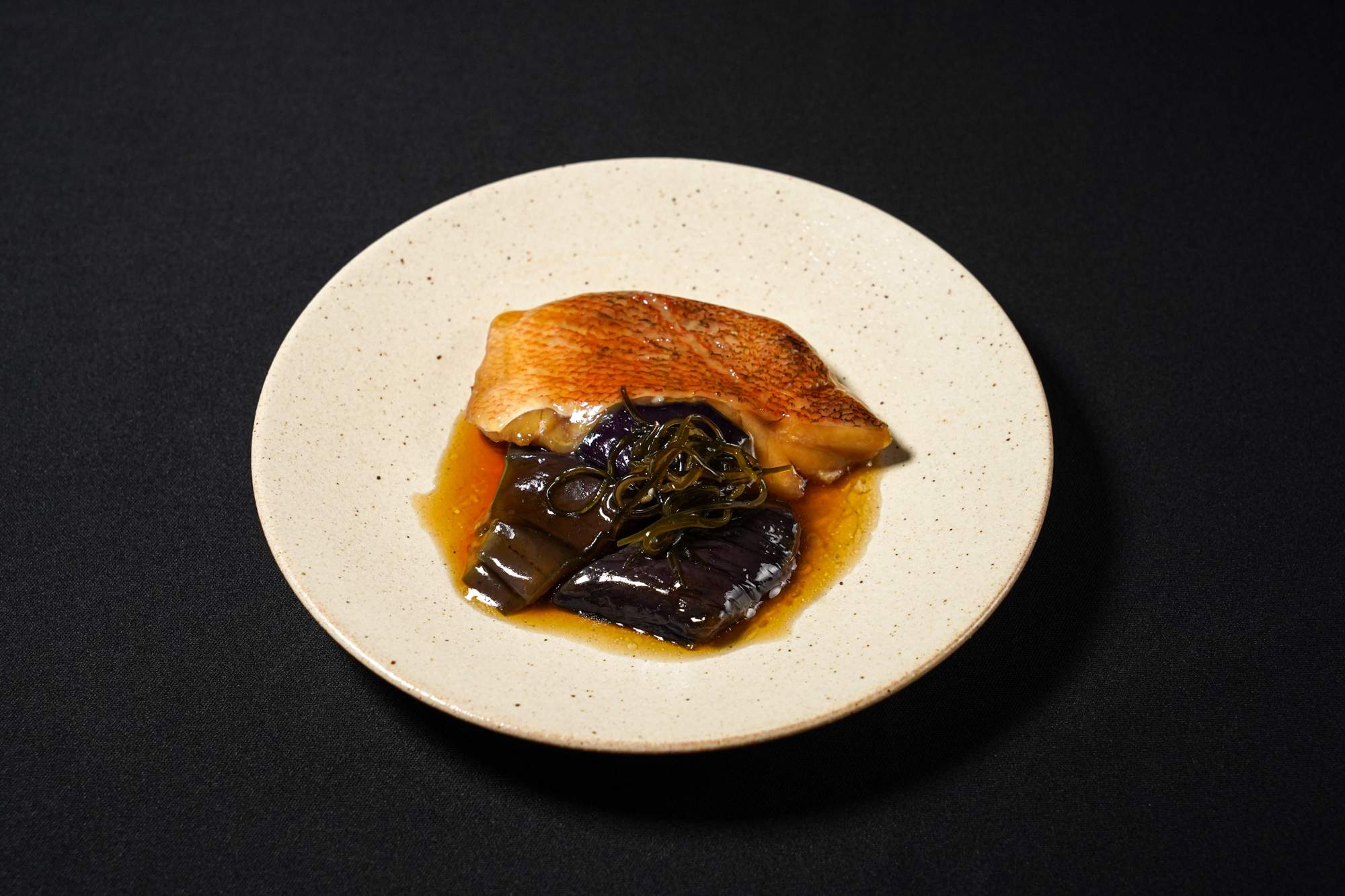 <div class='lum-box'><h4 class='fontColor_blue lum-font-size'>赤魚と揚げ茄子の昆布煮</h4></div><div class='lum-font-cnt'>赤魚と揚げ茄子を切昆布を入れた昆布煮にしました。当社特製の風味豊かな煮付けのタレに、昆布の旨味が加わった商品です。魚と野菜をパックにしてあります。</div>