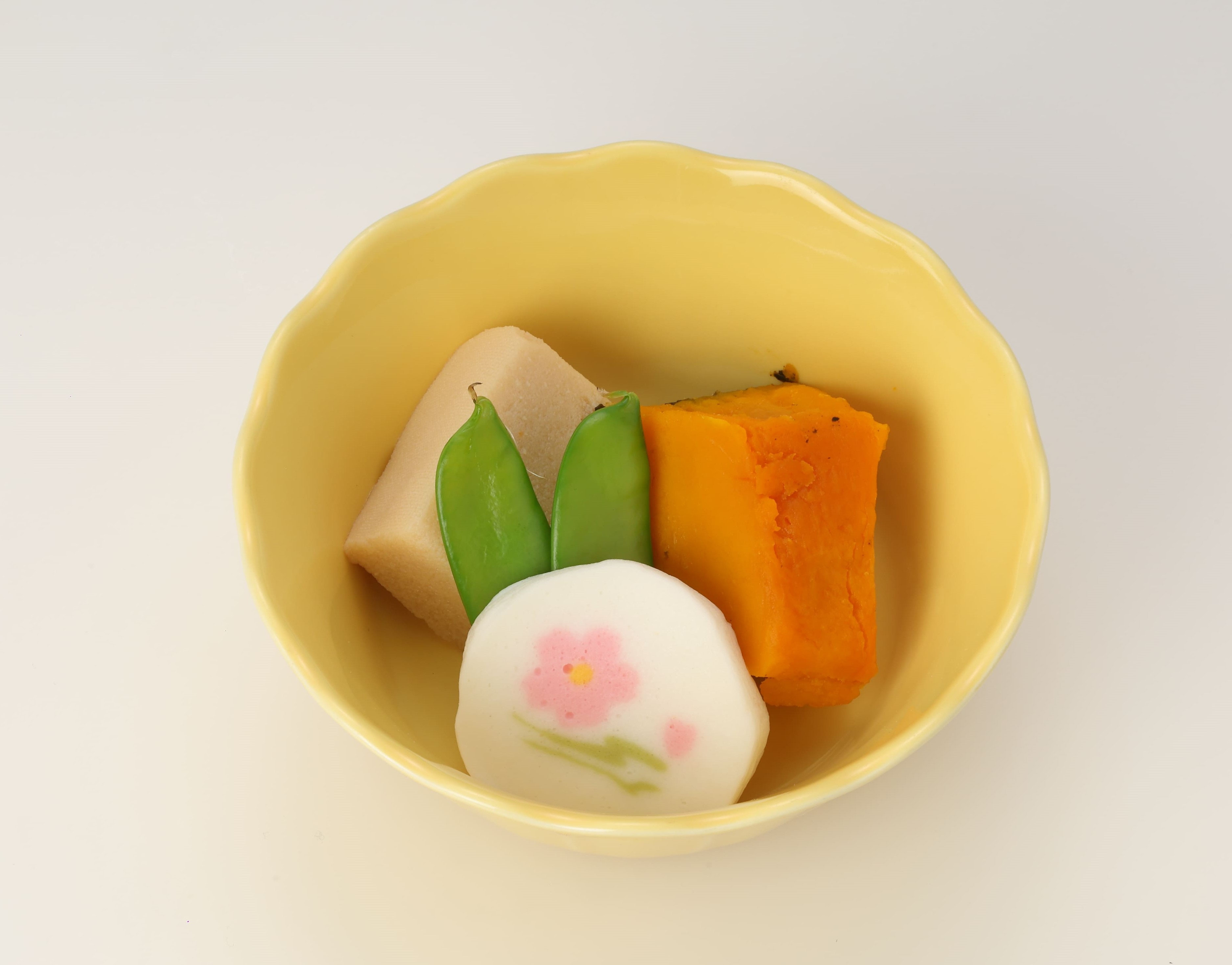 <div class='lum-box'><h4 class='fontColor_blue lum-font-size'>やわらかまぼこ（寿・さくら・もみじ・・）</h4></div><div class='lum-font-cnt'>かまぼこの味はそのままに、常識を超えたやわらかさとのど越し。季節で変わる絵柄が料理に華を添えます。（春：さくら、夏：あじさい、秋：もみじ、冬：さざんか）</div>