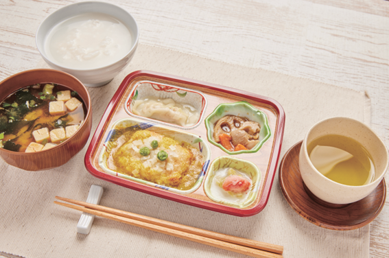 <div class='lum-box'><h4 class='fontColor_blue lum-font-size'>やわらか弁当 ソフィーチェリスタ</h4></div><div class='lum-font-cnt'>凍結含浸法で製造したやわらか素材を使用して作ったお弁当です。レンジ調理でお手軽にお召し上がりいただけます。見た目はそのままに、目でもお楽しみいただけます。</div>