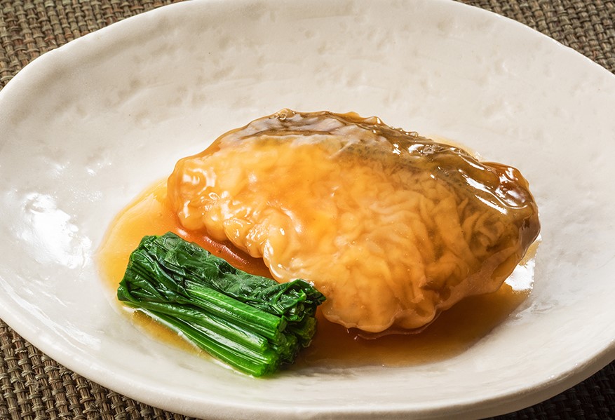 <div class='lum-box'><h4 class='fontColor_blue lum-font-size'>やわらか煮魚ブリの甘酢あんかけ</h4></div><div class='lum-font-cnt'>鮮度がよく身質の良いブリを粉付け、油調した後に自家製ダレと合わせました。規格：300g(5切)　【2024年新商品！ロス解消に】規格：60g(1切)　</div>