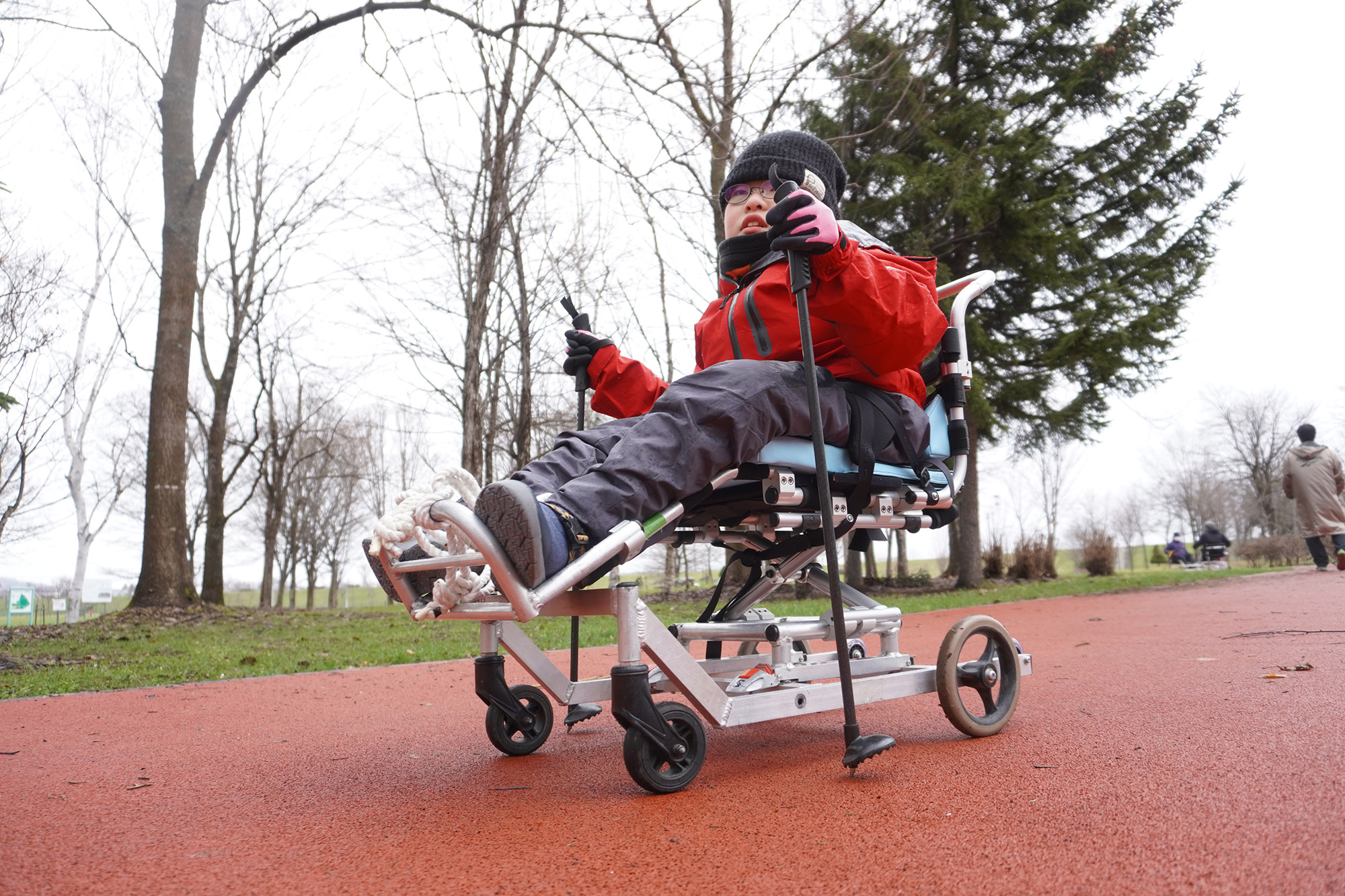 <div class='lum-box'><h4 class='fontColor_blue lum-font-size'>シッティングローラー</h4></div><div class='lum-font-cnt'>雪が無い沖縄まで全国各地でパラスポーツ体験が可能なスキー「シッティングローラー」
スキー、ローラーが脱着可能となっており、全国各地でパラスポーツ体験が可能です</div>