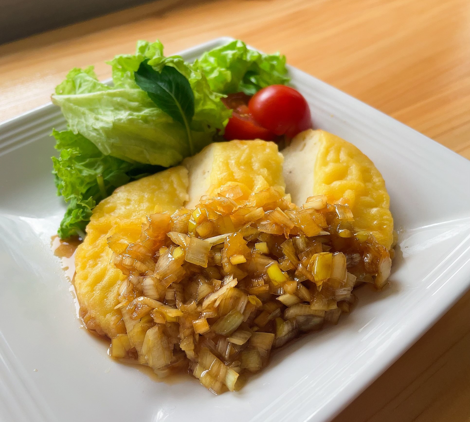 <div class='lum-box'><h4 class='fontColor_blue lum-font-size'>衣までふんわり白身魚・チキンフリッター</h4></div><div class='lum-font-cnt'>固くなりがちな衣も、ふんわりやわらかい油調済みフリッター。「押しつぶしやすさ」「まとまりやすさ」「冷めてもしっとりやわらかい」　揚げ物素材です。</div>