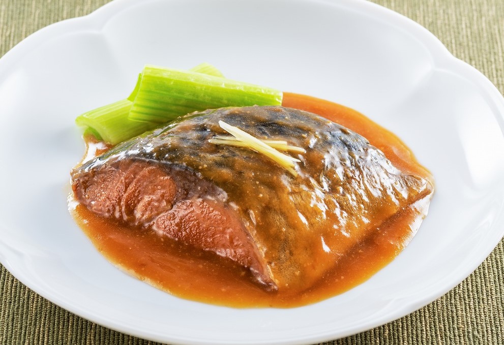 <div class='lum-box'><h4 class='fontColor_blue lum-font-size'>やわらか煮魚サバ味噌煮L</h4></div><div class='lum-font-cnt'>大人に好まれるサバ味噌煮を目指して開発しました。2種類の味噌、サバの中骨からとった出汁を使用した味噌ダレはコクのある味わいです。規格：350g(5切)</div>