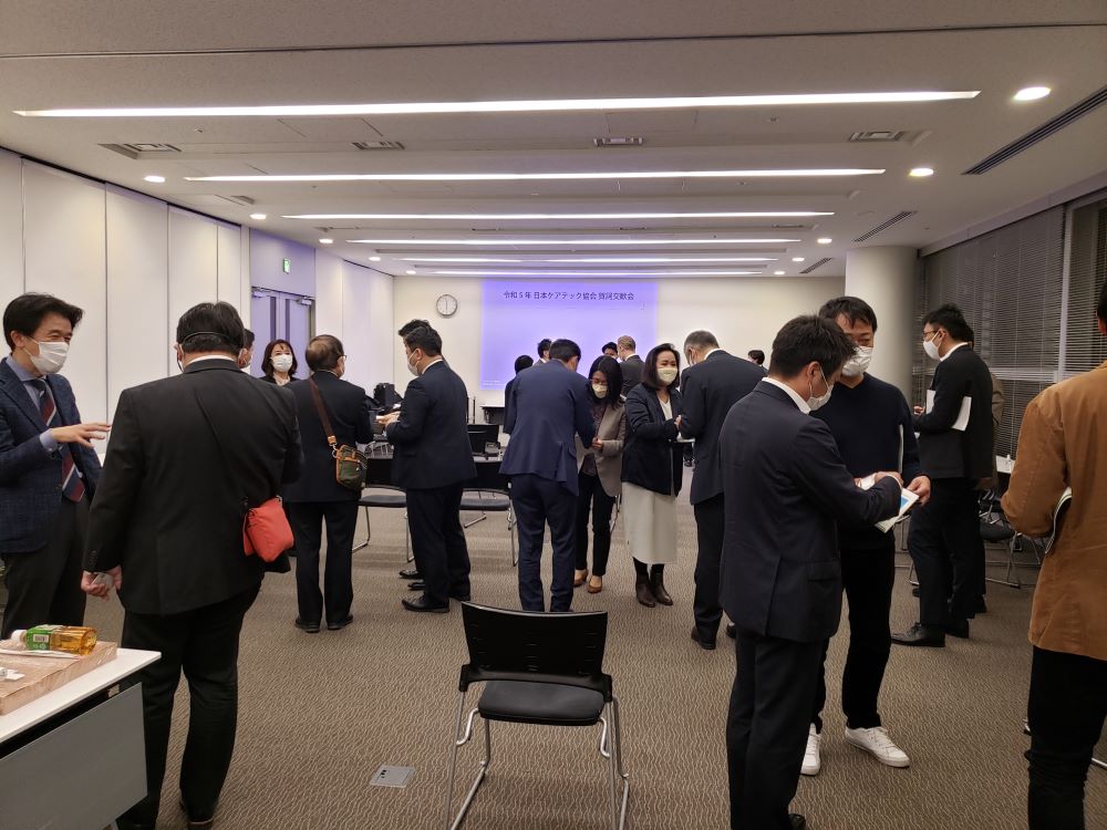 <div class='lum-box'><h4 class='fontColor_blue lum-font-size'>賀詞交換会</h4></div><div class='lum-font-cnt'>毎年一月に賀詞交換会を行っております。介護事業者様とケアテック企業様の情報交換の場として、日本ケアテック協会が架け橋となり企画しております。</div>