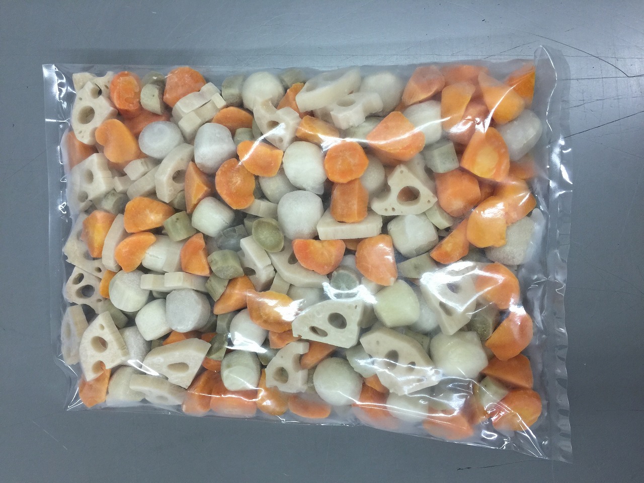 <div class='lum-box'><h4 class='fontColor_blue lum-font-size'>やわらか素材</h4></div><div class='lum-font-cnt'>凍結含浸法で作ったやわらかIQF素材。写真はゴボウ、人参、レンコン、里芋の4種MIX。</div>