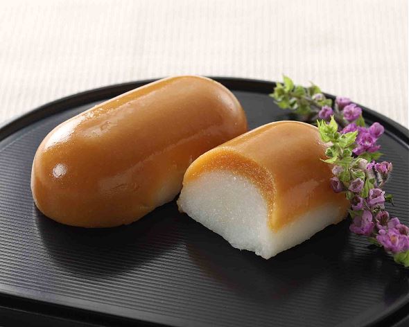 <div class='lum-box'><h4 class='fontColor_blue lum-font-size'>いなり寿司風ムース</h4></div><div class='lum-font-cnt'>いなり寿司の見た目と風味を再現した2層構造のムースです。酢飯仕立ての口どけの良いムースと甘辛く煮た油揚げ風ムースを合わせました。</div>