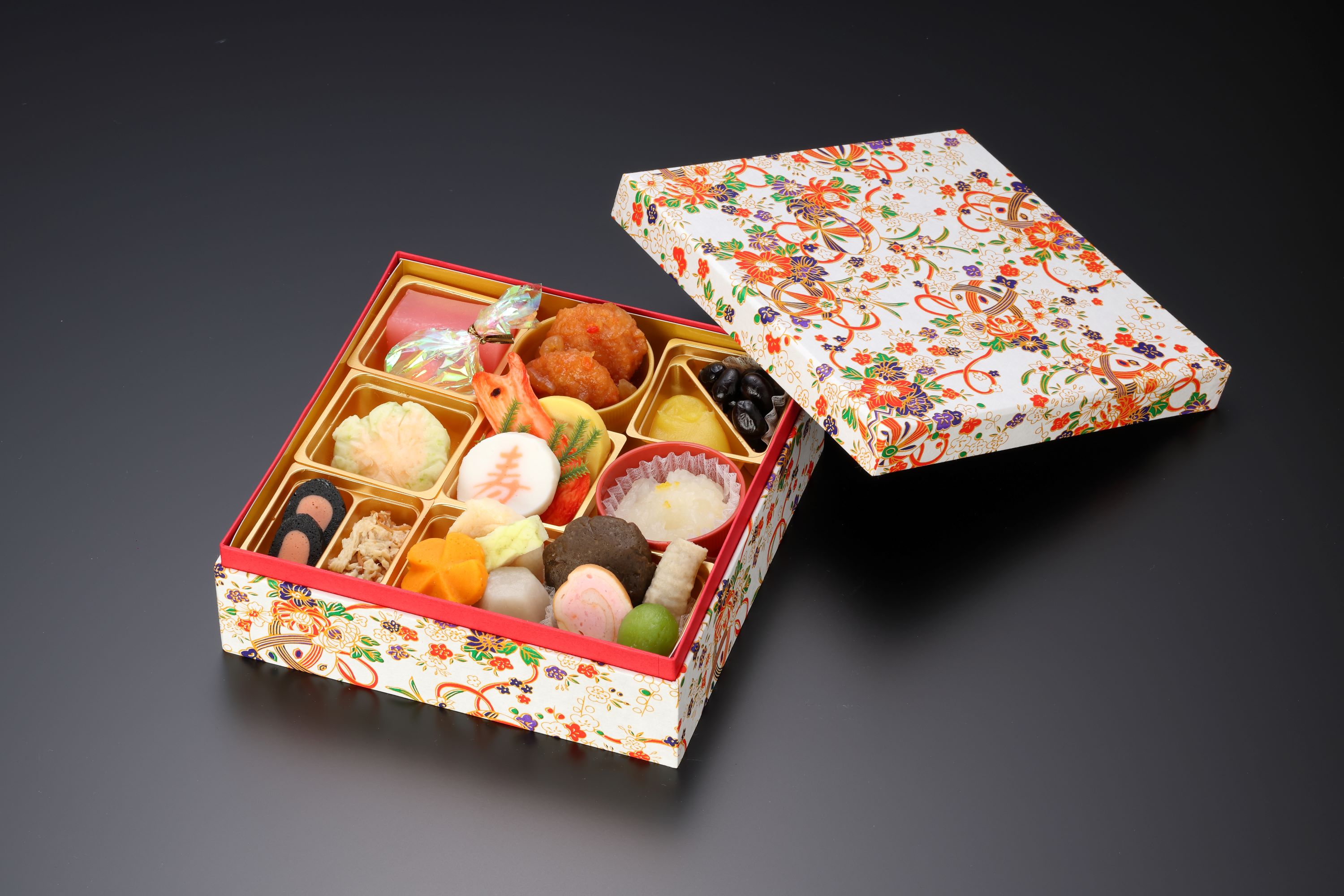 <div class='lum-box'><h4 class='fontColor_blue lum-font-size'>やわらかおせち重</h4></div><div class='lum-font-cnt'>固いものが食べにくい方に歯ぐきでつぶせるやわらかさのおせち。素材をつぶして進丈にしたものや素材そのものをやわらかくしたものなど、少量ずつを美味しく。</div>