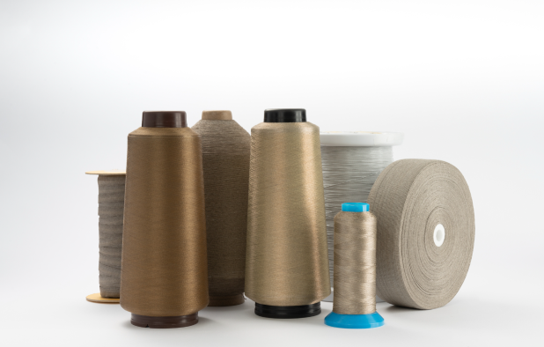 <div class='lum-box'><h4 class='fontColor_blue lum-font-size'>AGposs(銀めっき導電性繊維)</h4></div><div class='lum-font-cnt'>AGpossはナイロン糸に銀めっきを施した自社開発の高機能繊維で、導電性・柔軟性・洗濯性・抗菌性に優れ、ウェアラブルセンサーや電磁波シールド材に使用できます。</div>