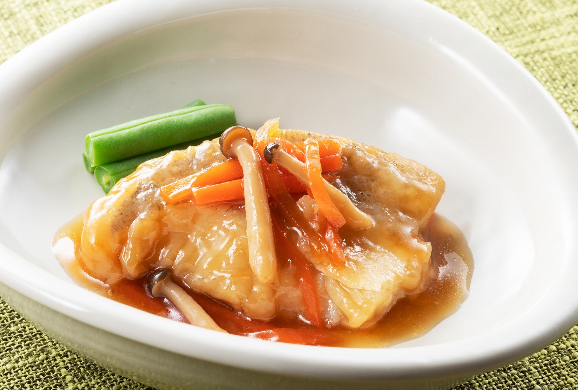 <div class='lum-box'><h4 class='fontColor_blue lum-font-size'>やわらか煮魚タラのきのこあんかけ</h4></div><div class='lum-font-cnt'>粉付け、油調したタラの切身を国産の生きのこ、人参を使用したタレであんかけにしました。規格：300g(5切)　【2024年新商品！ロス解消に】規格：60g(1切)</div>