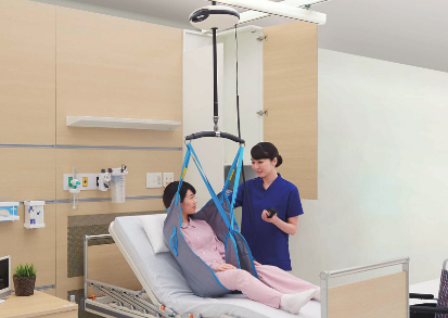 <div class='lum-box'><h4 class='fontColor_blue lum-font-size'>介護リフト「エルゴリフト」</h4></div><div class='lum-font-cnt'>利用者にスリングシートを装着してリフトで吊り上げ、介護者が手を添えて居室内を移動・移乗。介護スタッフの労力軽減とともに、介護の効率性向上にもつながります。</div>