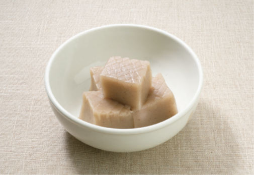 <div class='lum-box'><h4 class='fontColor_blue lum-font-size'>ふんわりなめらかこんにゃく</h4></div><div class='lum-font-cnt'>スプーンがすっと入る煮物味のこんにゃくムースです。冷蔵・流水解凍も可</div>