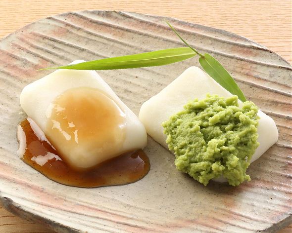 <div class='lum-box'><h4 class='fontColor_blue lum-font-size'>お餅風ムース</h4></div><div class='lum-font-cnt'>お餅の風味を再現した加熱対応のムースです。お雑煮やお汁粉などの温かいメニュー、こしあんやみたらし、ずんだあんなどにもよく合います。</div>