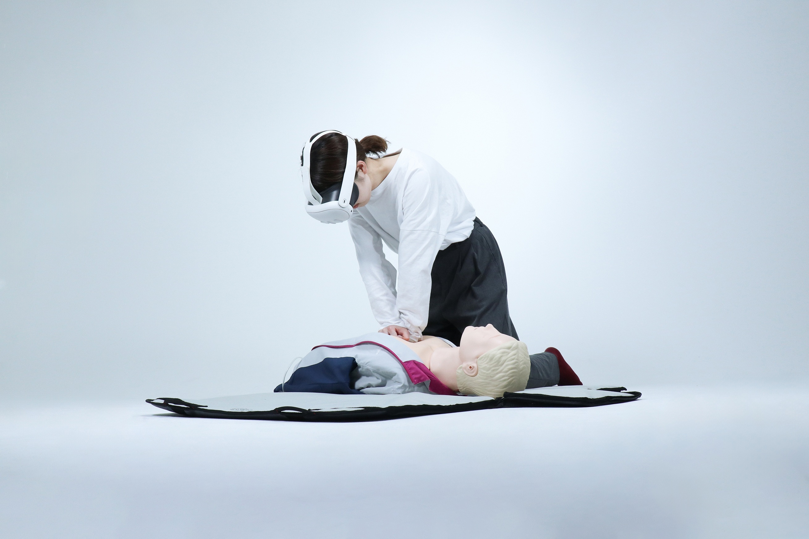 <div class='lum-box'><h4 class='fontColor_blue lum-font-size'>一次救命トレーニングツール - ilis</h4></div><div class='lum-font-cnt'>昭和医科大学様と開発した、看護学生の訓練用アプリとしてMeta Quest 3を使用して要救助者が置かれている現場の状況を
再現して救命処置のトレーニングを行う</div>