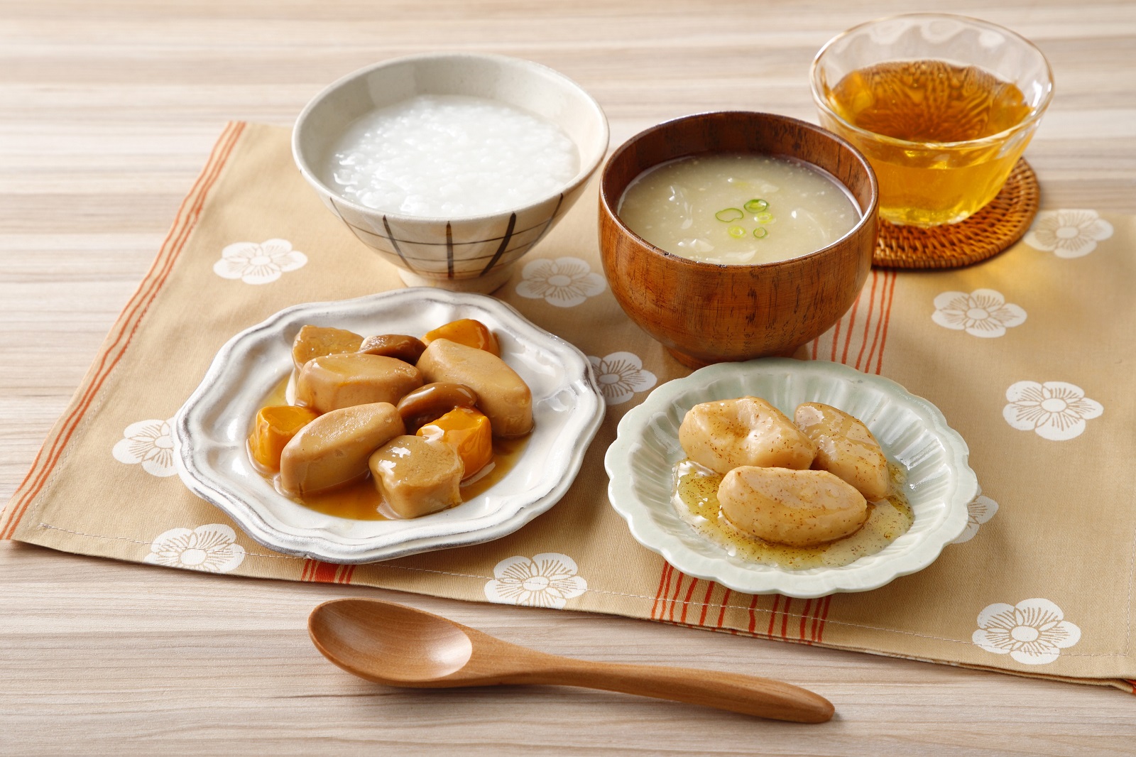 <div class='lum-box'><h4 class='fontColor_blue lum-font-size'>エバースマイル　ムース食シリーズ</h4></div><div class='lum-font-cnt'>素材の見た目をより自然に引き立てて一新したムース食。彩りと風味にこだわり、飽きのない献立づくりを支える全32メニューです。
</div>