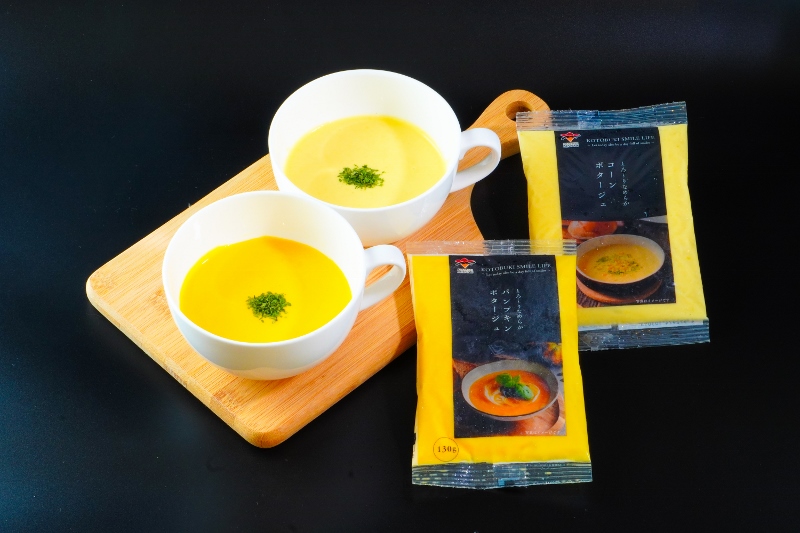 <div class='lum-box'><h4 class='fontColor_blue lum-font-size'>とろーりなめらかパンプキンポタージュ</h4></div><div class='lum-font-cnt'>ホテルクオリティの美味しさと栄養設計を両立し、なめらかな飲み口と咽喉ごしの良さが特徴です。
グルコマンナンの特徴を活かして、医療・介護現場での活用を前提に開発されたスープです。</div>