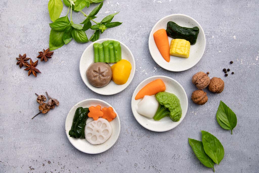 <div class='lum-box'><h4 class='fontColor_blue lum-font-size'>彩りシリーズ</h4></div><div class='lum-font-cnt'>添え野菜として3種類を1パックに入れたとろみ入りパックです。洋風と和風を2種類ずつの4種類をお選びいただけます。ごちそうシリーズのおともにいかがでしょうか。</div>