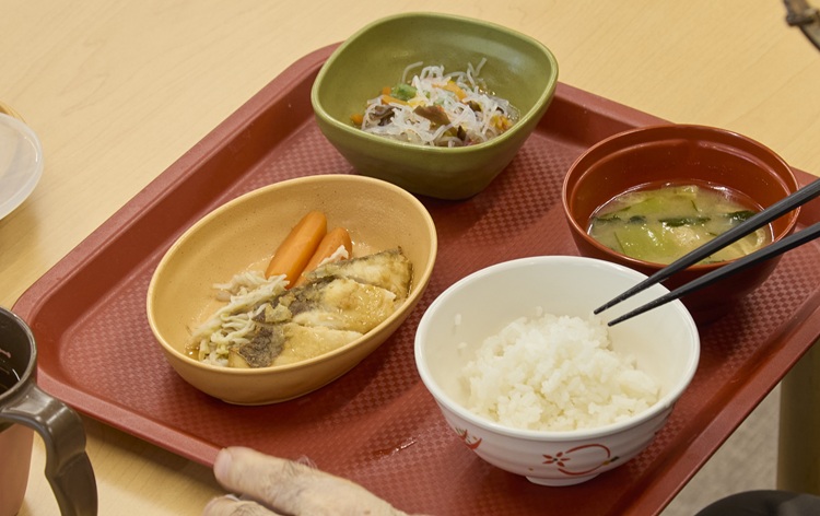 <div class='lum-box'><h4 class='fontColor_blue lum-font-size'>再加熱機器対応 機能樹脂SPS食器</h4></div><div class='lum-font-cnt'>マットな質感で、陶器のような見た目、高耐久で軽さが魅力の和モダン「凛-りん-」シリーズ。多種多様な再加熱食器に対応し、電子レンジ、塩素漂白も使用できます。</div>