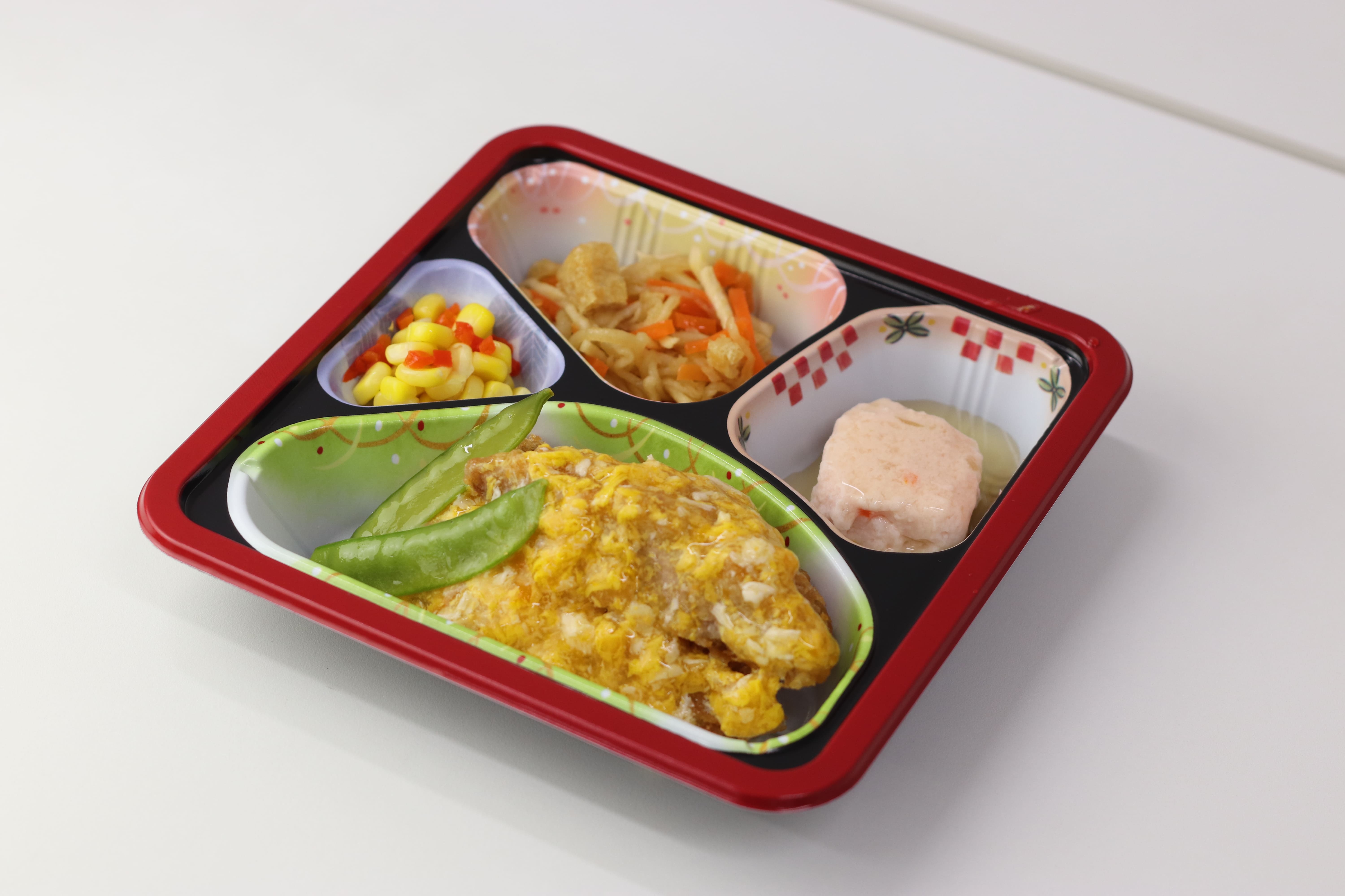 <div class='lum-box'><h4 class='fontColor_blue lum-font-size'>レガーチェシリーズ（普通食）</h4></div><div class='lum-font-cnt'>和洋中の豊富なメニューのお弁当（主菜1品+副菜3品）です。彩りや見た目のバランスも良く、レンジ1つで簡単・お手軽にお召し上がりいただけます。</div>