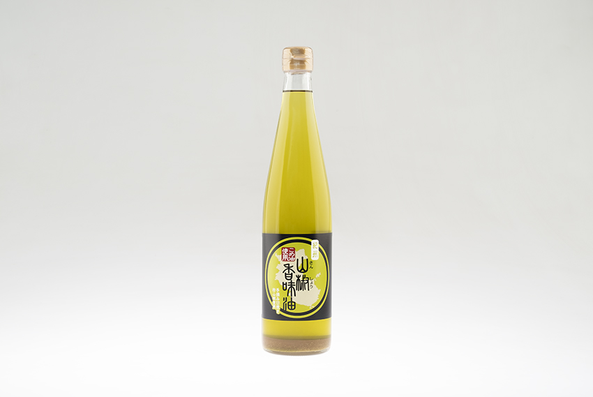 <div class='lum-box'><h4 class='fontColor_blue lum-font-size'>山椒香味油465ｇ</h4></div><div class='lum-font-cnt'>素材の味を生かす「こめ油」をベースに、「緑のダイヤ」と呼ばれる貴重なぶどう山椒を使用した、山椒の芳醇な香りとフルーティーな香りで豊潤な風味が特徴の香味油。</div>