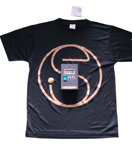 <div class='lum-box'><h4 class='fontColor_blue lum-font-size'>鉱石パウダープリント</h4></div><div class='lum-font-cnt'>機能性鉱石を微細パウダー化し、Tシャツや靴下、サポーターなどの繊維製品にプリント加工。着用時の快適性やコンディションケアを訴求でき、近年注目されるリカバリーウエアをOEMで製造可能です。素材選定から配合、加工設計まで対応し、オリジナル性の高い商品開発をサポートします。</div>