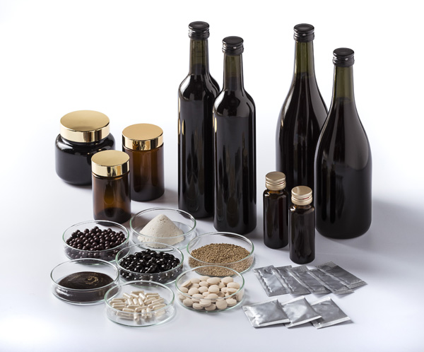 <div class='lum-box'><h4 class='fontColor_blue lum-font-size'>酵素ドリンク</h4></div><div class='lum-font-cnt'>国産にこだわった90種類以上の野菜、果実、山野草、穀類、海藻類に、粗糖や沖縄産の加工黒糖を加え、酒蔵に生息する「蔵付酵母菌」をはじめとする酵母や乳酸菌により、一年以上の歳月を費やし発酵・熟成させた植物発酵エキスを使用したドリンク。</div>