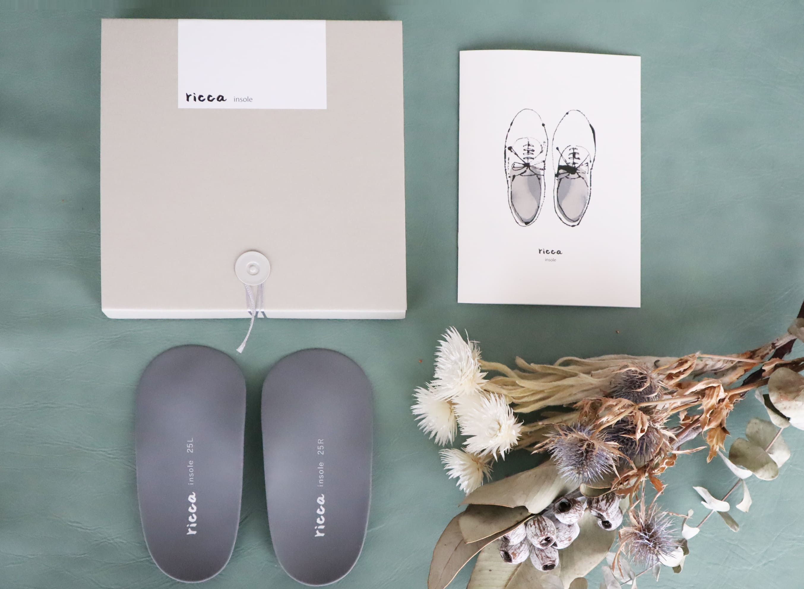 <div class='lum-box'><h4 class='fontColor_blue lum-font-size'>ricca insole 【リッカ アーチサポートインソール】</h4></div><div class='lum-font-cnt'>riccaアーチサポートインソールは、足の3つのアーチ（横アーチ、内側縦アーチ、外側縦アーチ）をサポートし、疲れにくく快適な足を実現します。
立ち仕事や長距離の散歩、体の安定に効果的です。
適切な硬度の凹凸で足をしっかりと支えます。
ノンアレルギー素材で耐久性もあり、清潔に使用できます。</div>