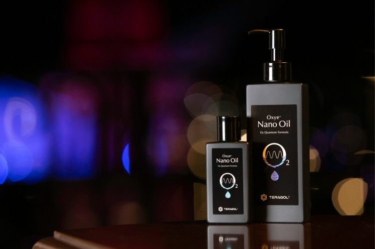 <div class='lum-box'><h4 class='fontColor_blue lum-font-size'>塗る酸素オイル”Oxye-Nano Oil（オキシーナノオイル）”</h4></div><div class='lum-font-cnt'>世界初・日本発の高エネルギー酸素と水素をW配合した「塗る酸素」オイル。国際特許技術のTERAQOL®量子加工により酸素と水素をオイルの中に安定化し、ピーナッツオイルベースでなじみ良く角質層までケア。528Hz・432Hz・テラヘルツ波の周波数共鳴設計で、皮膚を介したリラクゼーション体験をサポート。</div>