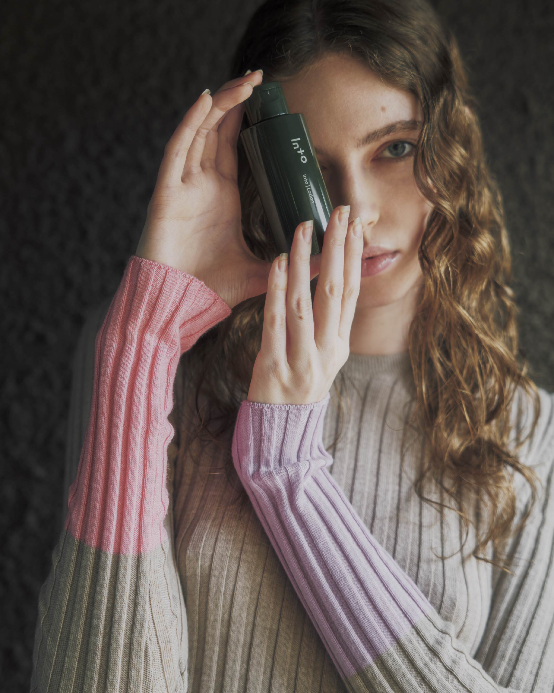 <div class='lum-box'><h4 class='fontColor_blue lum-font-size'>Into Lotion</h4></div><div class='lum-font-cnt'>モリンガエキスをはじめ、抗菌・抗酸化作用のあるローズマリー葉水、とうもろこしの糖が由来の保湿性・抗菌性を併せ持つプロパンジオールなど、15種以上の植物由来成分を配合したオールインワン化粧水。 </div>