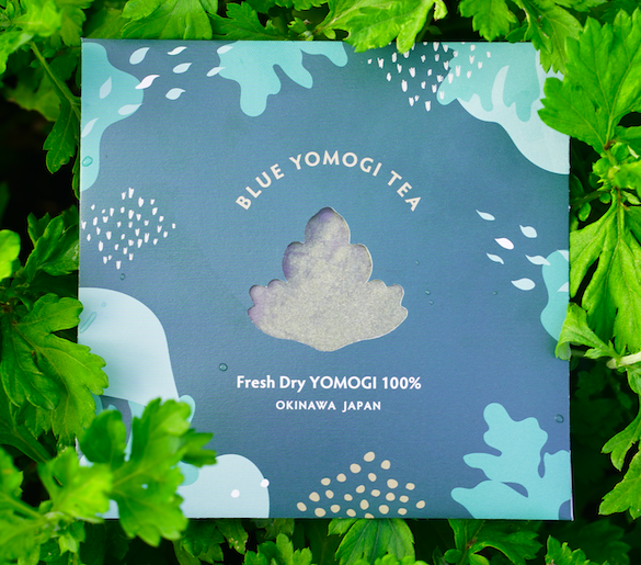 <div class='lum-box'><h4 class='fontColor_blue lum-font-size'>BLUE YOMOGI TEA</h4></div><div class='lum-font-cnt'>世界自然遺産エリア沖縄やんばるで育ったよもぎの新芽だけを丁寧に洗浄して低温で発酵乾燥させたよもぎ茶です。優しい甘さと、フレッシュな香りが広がります。※化学肥料・農薬：栽培期間中不使用</div>