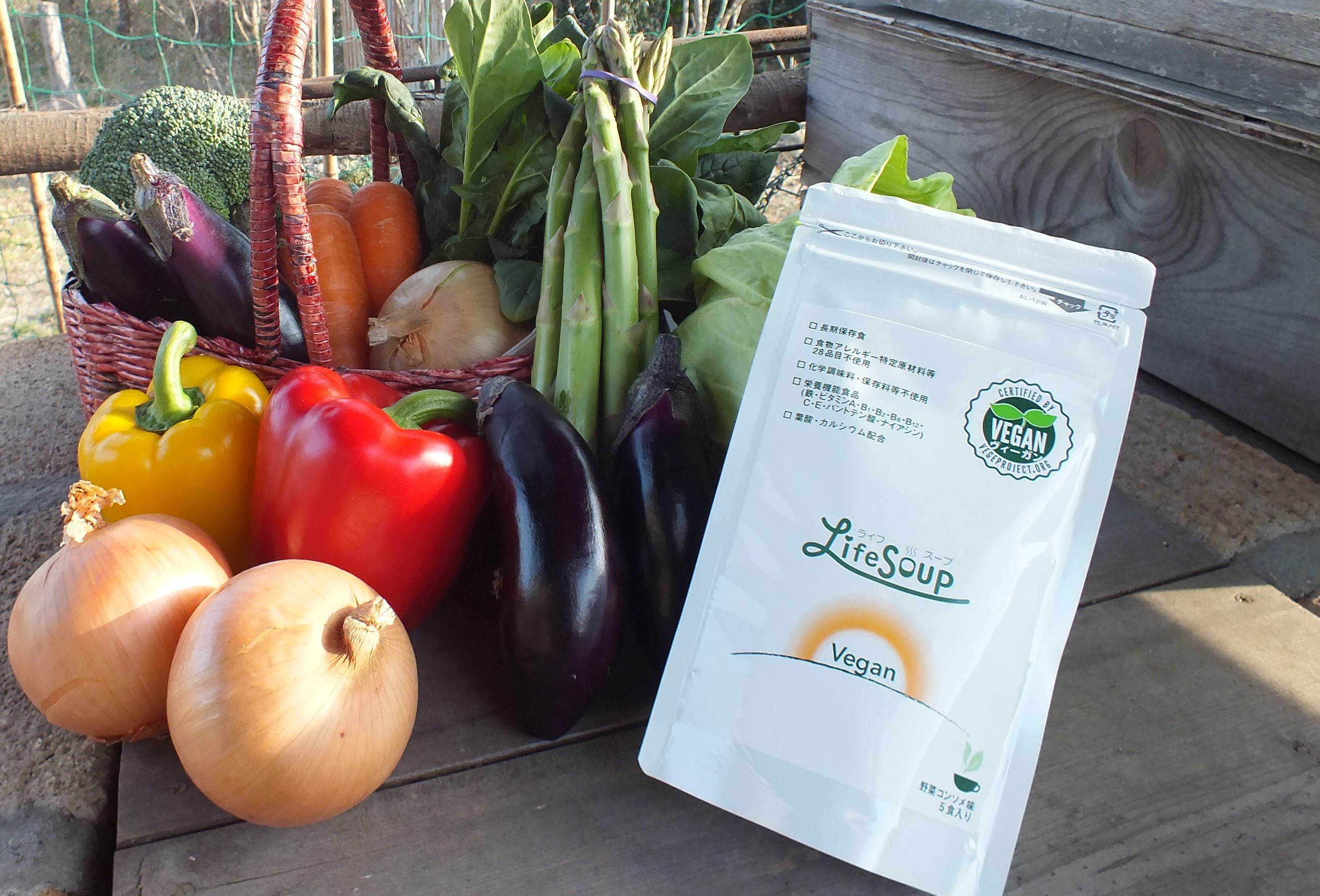<div class='lum-box'><h4 class='fontColor_blue lum-font-size'>長期保存栄養食「ライフスープ・ヴィーガン」</h4></div><div class='lum-font-cnt'>これまでの備蓄に足りなかったのは「栄養」でした。ライフスープ・ヴィーガンは日常の栄養補給から非常時の備蓄まで幅広く対応できる、長期保存可能な粉末スープタイプの栄養補給食。アレルギー28品目不使用、ヴィーガン認証商品のため、誰でも安心して召し上がれる「ダイバーシティフード」です。</div>