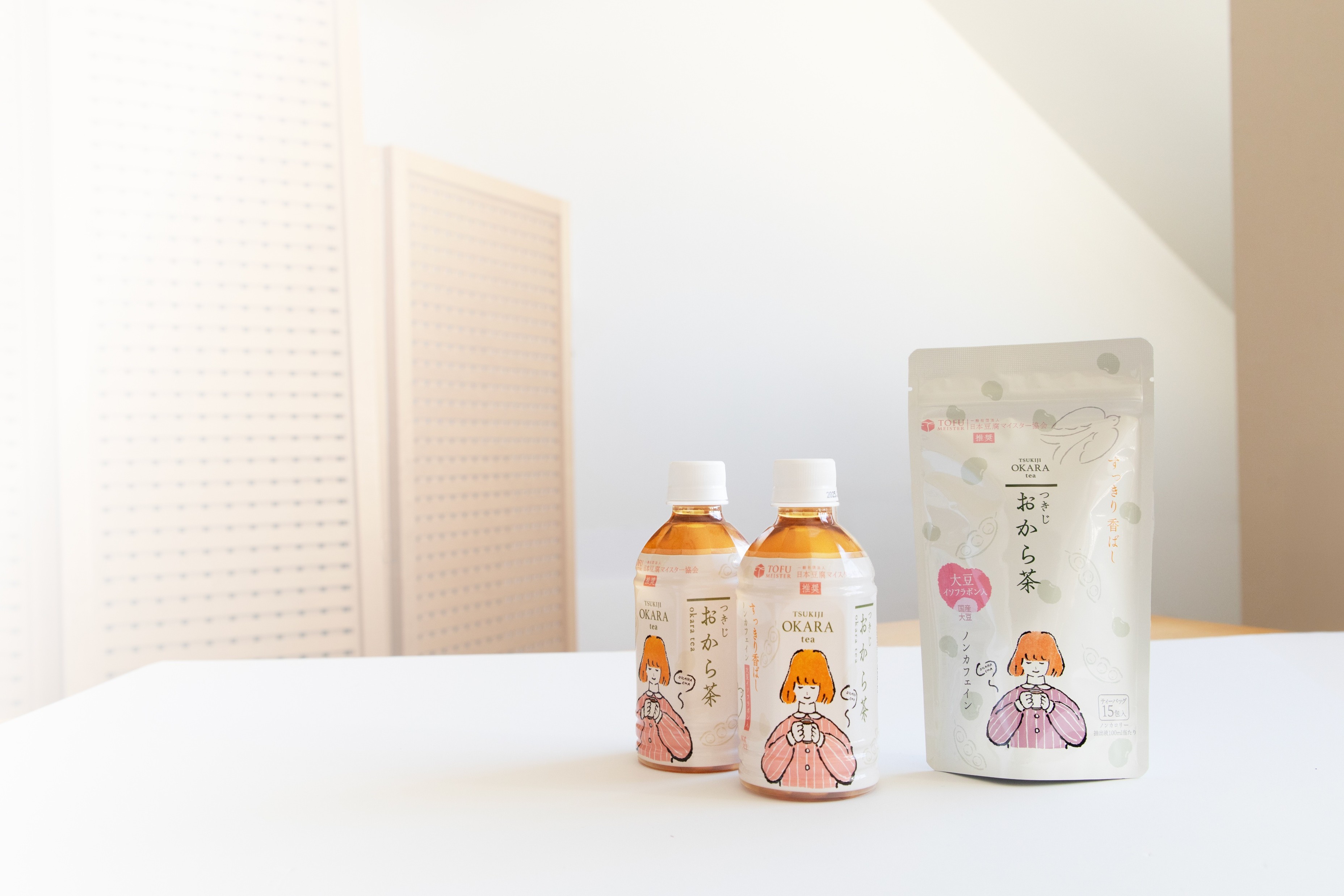 <div class='lum-box'><h4 class='fontColor_blue lum-font-size'>「つきじおから茶」</h4></div><div class='lum-font-cnt'>大豆イソフラボンが健康をサポート、ノンカロリー・ノンカフェインなので赤ちゃんや妊婦、授乳中の方でも安心です。
国産大豆100%使用。遠赤焙煎を採用し、香ばしくすっきりした味わいに仕上げました。
ペットボトルは「黒部の名水」を使用。ティーバッグは2.0g×15包入。</div>