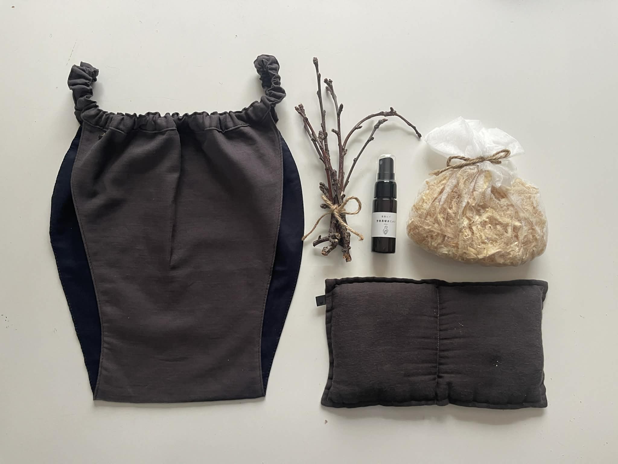 <div class='lum-box'><h4 class='fontColor_blue lum-font-size'>AOMORI SLEEP ねむりのかけら</h4></div><div class='lum-font-cnt'>青森の自然素材から生まれた、睡眠環境を一式で整えるセット。締めつけない睡眠専用下着、玄米アイマスクの温もり、ヒバの香りと空気のケアが、深い呼吸と自然な休息へ導きます。</div>