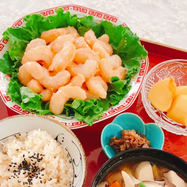 <div class='lum-box'><h4 class='fontColor_blue lum-font-size'>かるなぁのｳﾞｨｰｶﾞﾝｼｭﾘﾝﾌﾟ(えび風)業務用</h4></div><div class='lum-font-cnt'>えびのような満足感を、植物から。
プリッとした食感と歯切れの良さが特徴の植物から生まれたヴィーガンのエビです。
解凍後、そのままサラダにのせても、生春巻きにしても、加熱調理でエビチリやポップコーンシュリンプにしても美味しく食べられます。</div>