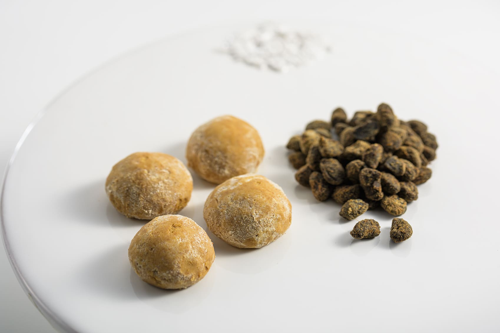 <div class='lum-box'><h4 class='fontColor_blue lum-font-size'>濱納豆スノーボール 醸（かもす）</h4></div><div class='lum-font-cnt'>女性ホルモンの低下や更年期障害、骨粗しょう症に抗う大豆の発酵醸造食品「濱納豆」を原材料とした、ご褒美や贈り物にも嬉しいスノーボールクッキー</div>