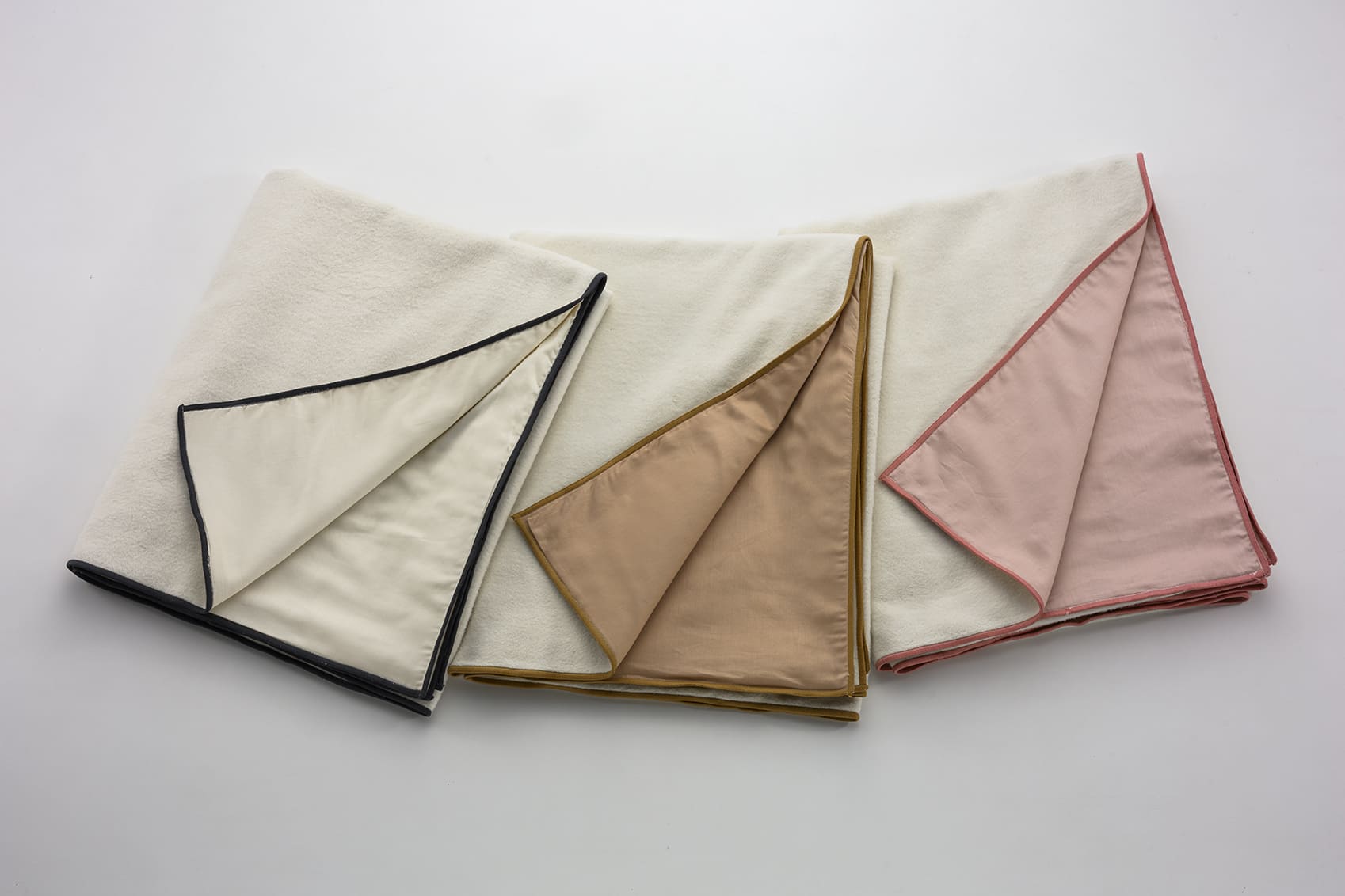 <div class='lum-box'><h4 class='fontColor_blue lum-font-size'>温泉ヒーリングブランケット</h4></div><div class='lum-font-cnt'>ラジウム鉱石を使用し、”まとうだけ”で温泉に入っているように心地よくゆるむ、がんばる女性のためのブランケット</div>