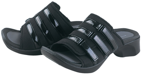 <div class='lum-box'><h4 class='fontColor_blue lum-font-size'>アーチサポートサンダル</h4></div><div class='lum-font-cnt'>外反母趾・足の疲れ・むくみなど、様々なトラブルから足を守るフットケア機能性サンダル。独自のインソール形状で縦横のアーチをしっかり支えます。また甲部の調整ベルトにより甲高・幅広足の方でもしっかりフィットするので、踵着地から体重移動、つま先での蹴り出しと、一連の正しい歩行が習慣付けられます。</div>