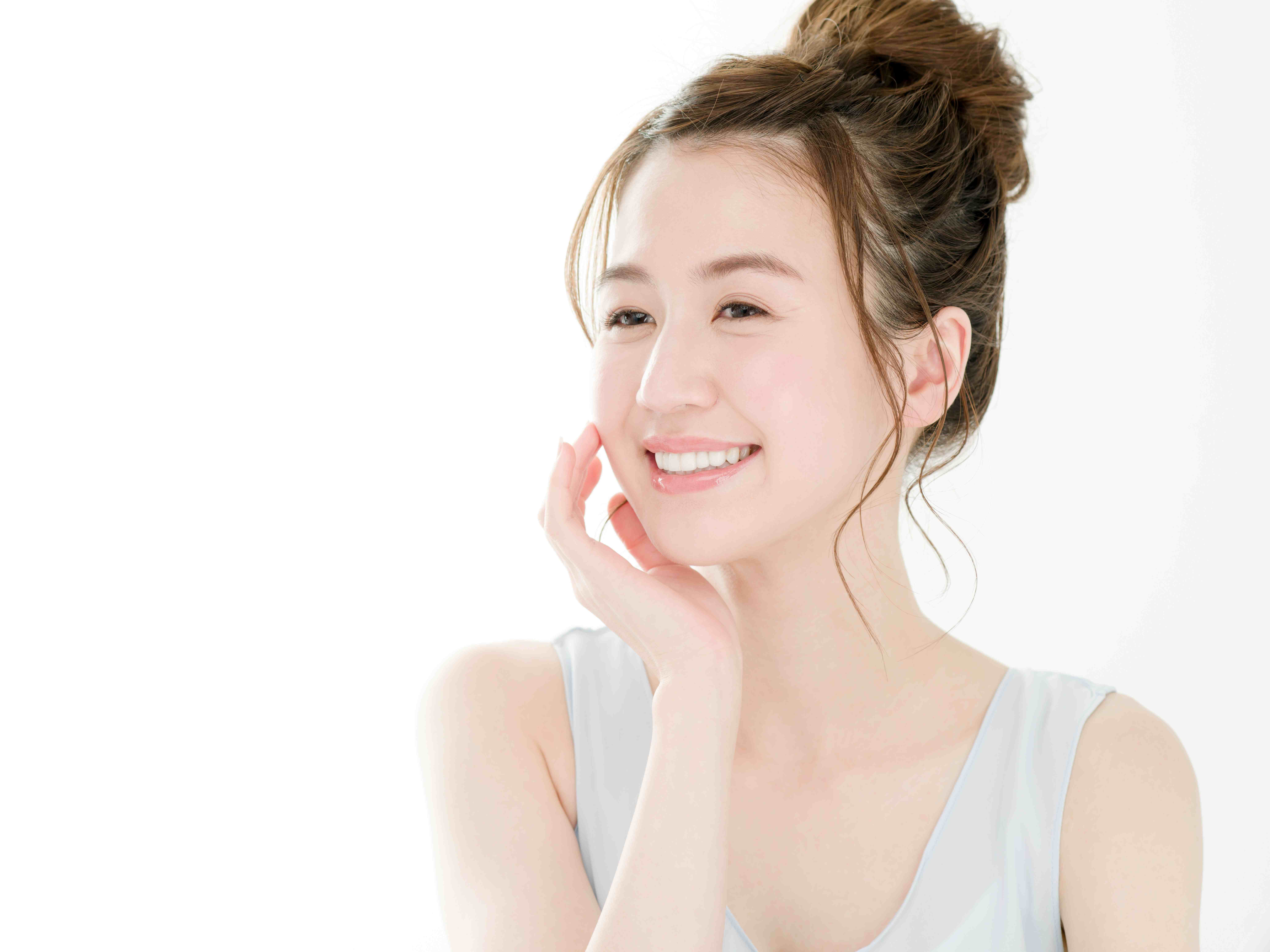 <div class='lum-box'><h4 class='fontColor_blue lum-font-size'>ナンナミスト</h4></div><div class='lum-font-cnt'>“シュッ”とするだけで、“サラッ”と潤う健康素肌。
界面活性剤、油分、パラベンなどの有害化学物質は一切使わない保湿化粧水です。ベースは、最先端の科学技術を駆使して開発した超高機能水(プロトンイオン水)です。パッチテスト・抗シワ試験・保湿試験・抗菌力テスト・スティンギングテストをクリア</div>