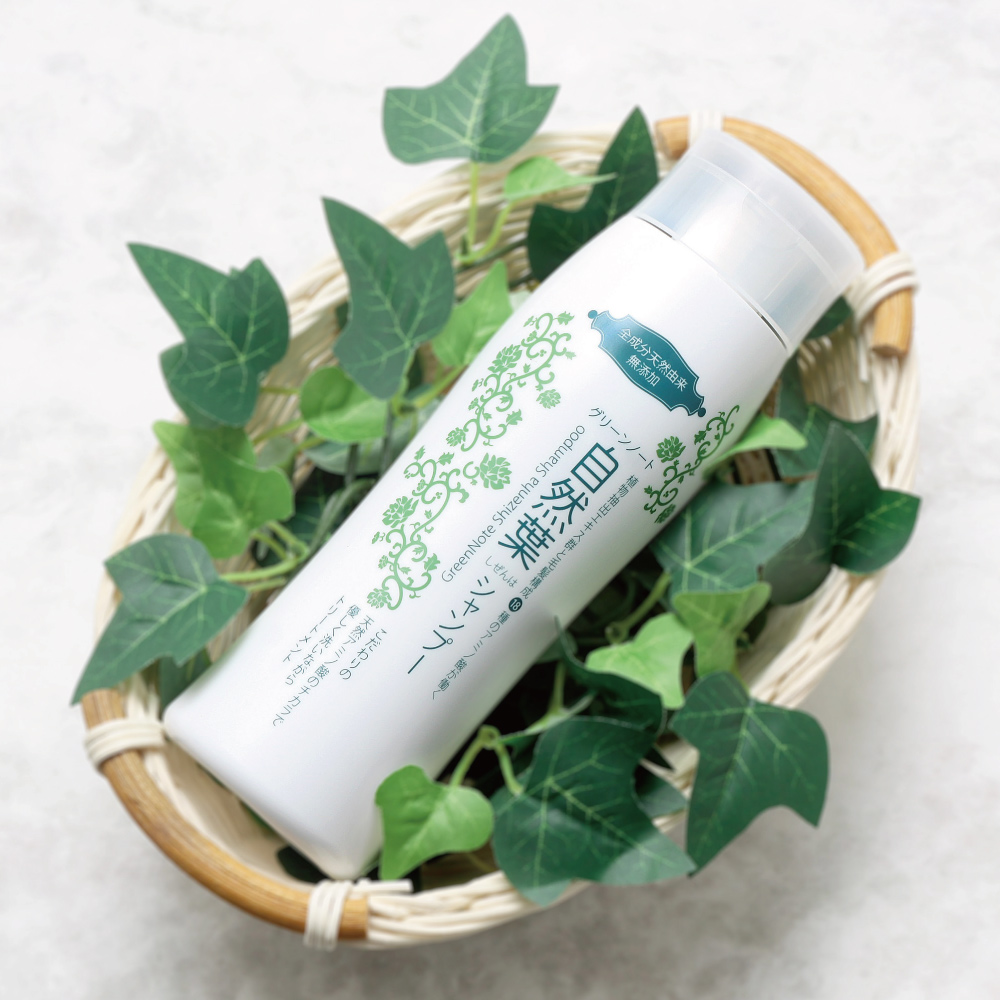 <div class='lum-box'><h4 class='fontColor_blue lum-font-size'>自然葉シャンプー</h4></div><div class='lum-font-cnt'>自然派の研究者達が頭皮と髪のことだけを真剣に考えて時間をかけてイチから処方を組みました。そうして生まれた処方は、最高の天然アミノ酸で敏感な頭皮を優しく洗い上げ、トリートメント剤を使わずにシャンプーだけで傷んだ髪を補修します。一時的な効果ではなく、使うほどに健康的な頭皮と輝く髪に導いていきます。</div>