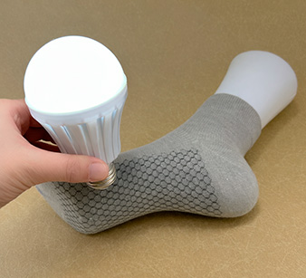 <div class='lum-box'><h4 class='fontColor_blue lum-font-size'>次世代ナノ繊維「グラフェン」が、リカバリーの常識を変える。</h4></div><div class='lum-font-cnt'>遠赤外線効果: 高い放射率により、熱エネルギーを効率よく伝えます 。
優れた熱伝導性: 熱を素早く拡散させる特性があります 。
電導性と静電気除去: 素材自体に導電性があるため、冬場の不快な静電気を抑制します 。
抗菌・消臭（防臭）: 菌の増殖を抑え、嫌なニオイを防ぐ清潔な状態を保ちます</div>