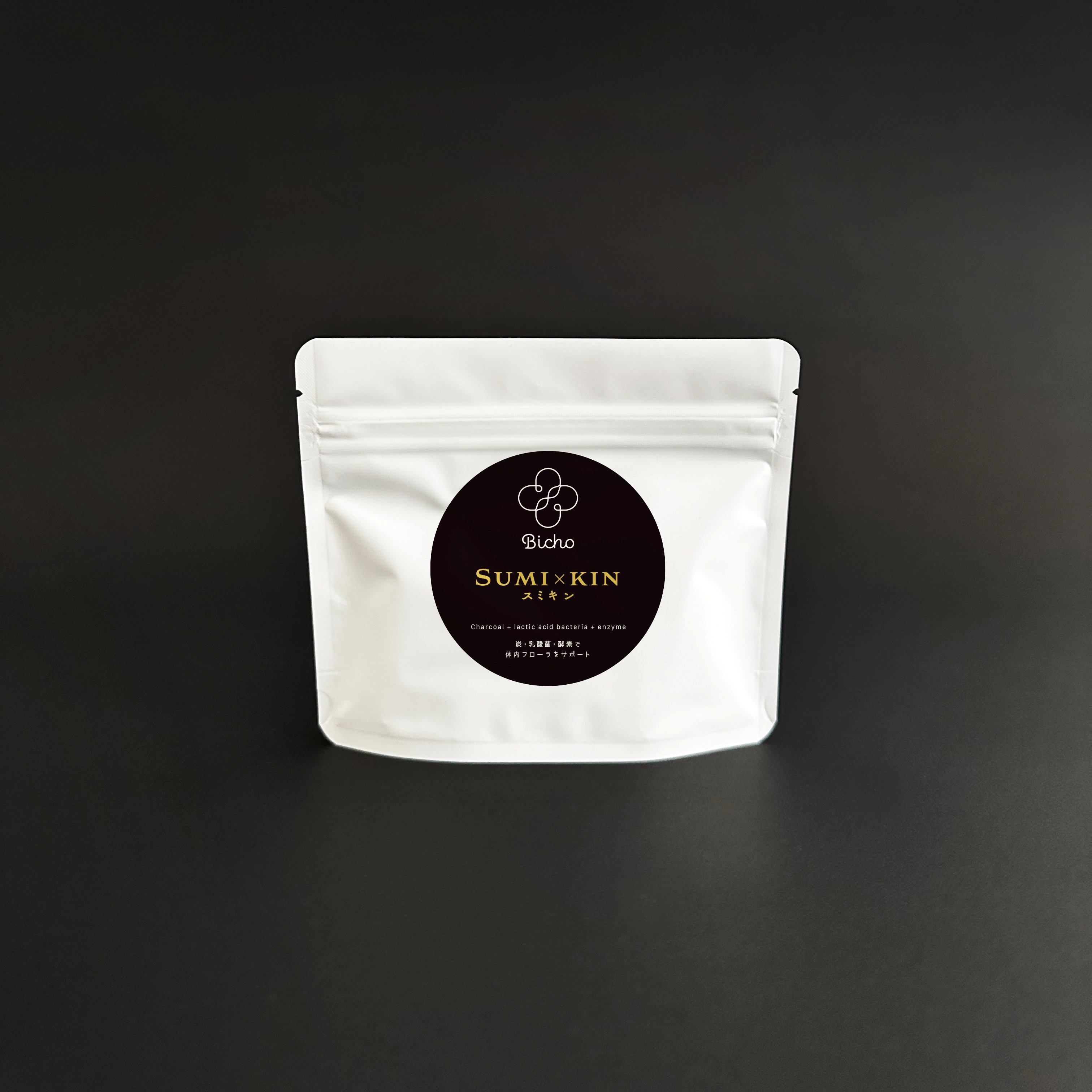 <div class='lum-box'><h4 class='fontColor_blue lum-font-size'>スミキン</h4></div><div class='lum-font-cnt'>腸の老廃物を出しながら、菌を入れ育てるオールインワンサプリメント。2 種類の国産活性炭配合。多孔質の2種類の炭が腸に不要な汚れを吸着し、体外へ排出。多種多様な乳酸菌が腸活をサポートします。</div>