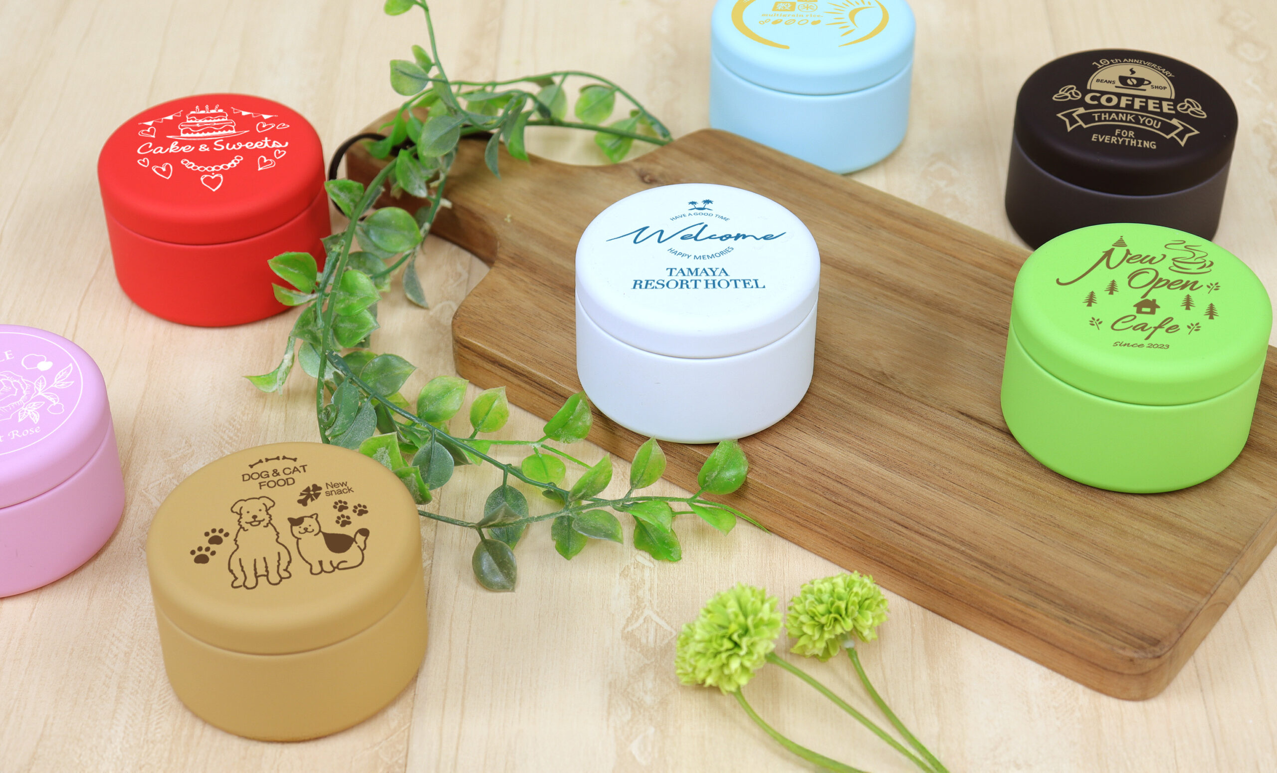 <div class='lum-box'><h4 class='fontColor_blue lum-font-size'>100缶単位で製造可能なオリジナル印刷缶</h4></div><div class='lum-font-cnt'>缶も100缶単位から後加工印刷でオリジナル資材が製造可能です。缶の種類も幅広くご用意しております。</div>