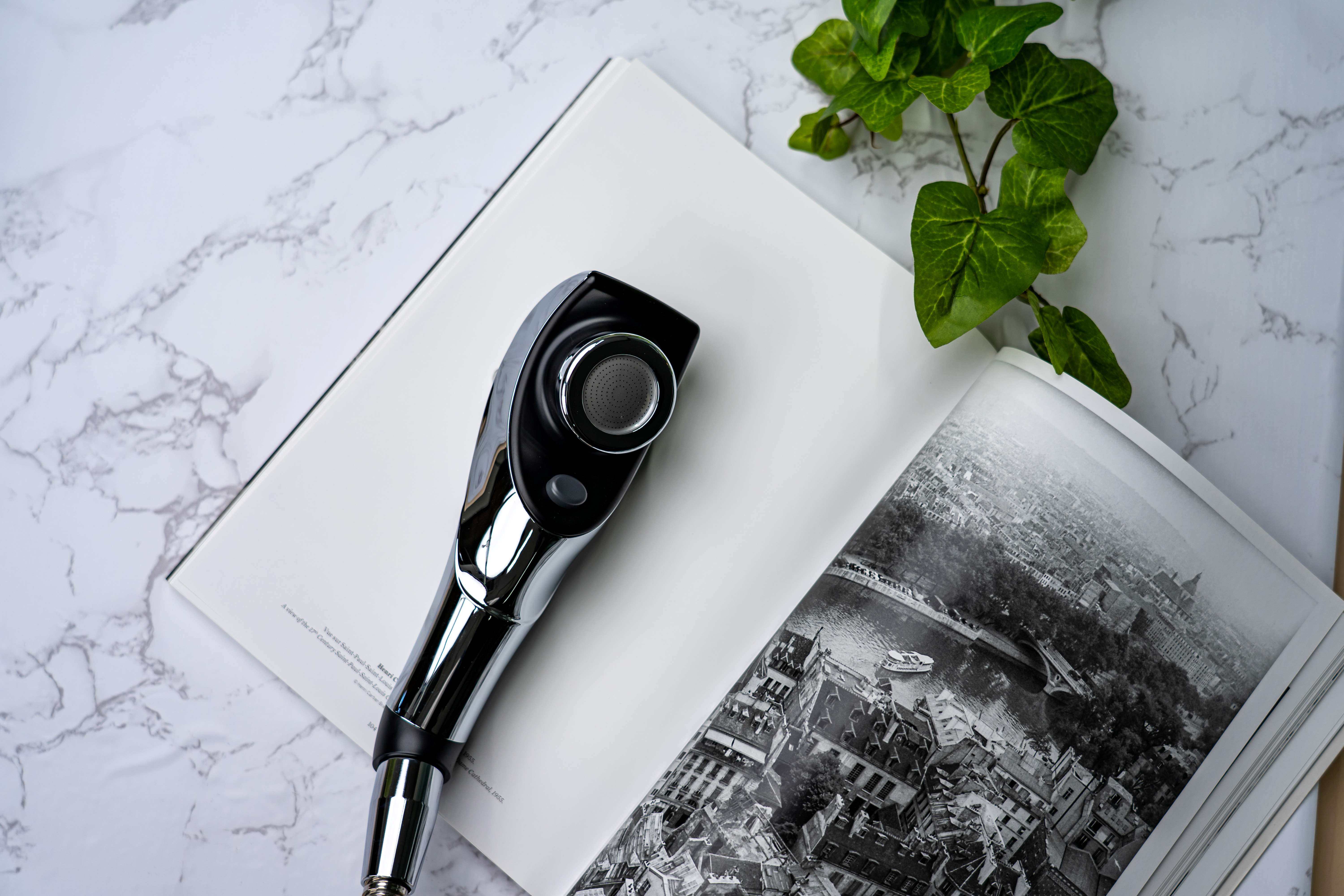 <div class='lum-box'><h4 class='fontColor_blue lum-font-size'>Ag＋シャワー</h4></div><div class='lum-font-cnt'>水の力で銀を電気分解しAg＋（銀イオン）を発生させるシャワーヘッド。Ag＋で自然に浴室を抗菌し、常に衛生的な浴室を保ちます。</div>