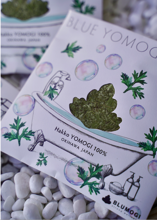 <div class='lum-box'><h4 class='fontColor_blue lum-font-size'>BLUE YOMOGI BATH</h4></div><div class='lum-font-cnt'>浄化・浄血効果(デトックス)が強いといわれる沖縄よもぎを、低温で発酵乾燥させたハーブバスです。生葉のような優しくフレッシュな香りが日常のストレスや疲労を全身から放出します。自分をリセットし、明日への活力をチャージする至福のバスタイムをお楽しみください。よもぎ蒸しにもつかえます。</div>